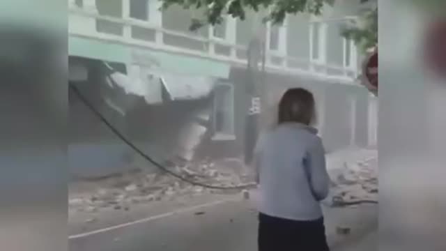 Melbourne, Australia: Earthquake damages building