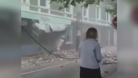 Melbourne, Australia: Earthquake damages building