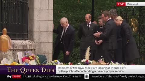 Emotional royals inspect tributes to Queen_1