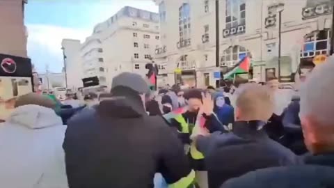 British patriots clash with Palestine Hamas supporters
