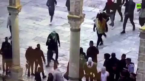 Scontri tra palestinesi e polizia cazara sionista a Gerusalemme sulla spianata delle moschee,un luogo sacro sia per i musulmani che per gli ebrei,che lo chiamano "il monte del tempio che non c'è più perchè DIO LI HA ABBANDONATI"