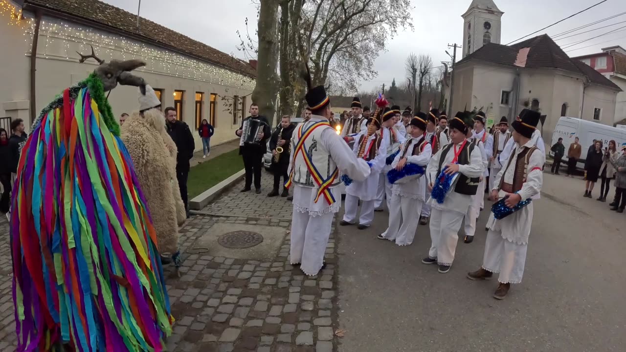 El siguiente grupo de villancicos entra en el mercado navideño organizado por la familia real rumana