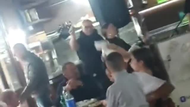 Restauranteur in Naples against c0vid passports allows everyone in, regardless of v@x status