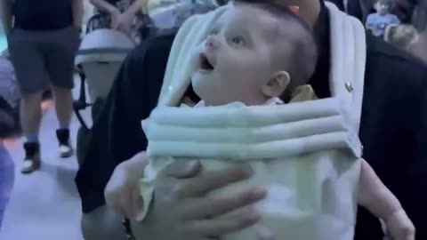 Baby in aquarium reaction