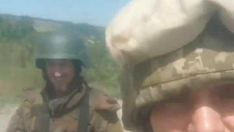 Ukraine War - Video of Ukrainian military running away from Lysichansk