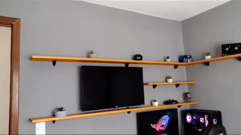 Transformação completa do meu cantinho gamer.