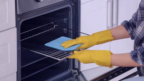 Oven Cleaning Hacks That Really Work