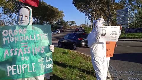 Les Masques Blancs Lyon Action Pancartes sur le Rond Point de Feyssine le 22 Octobre 2021