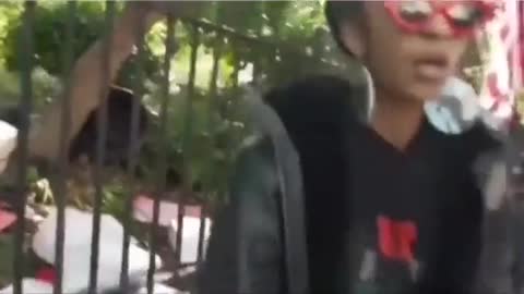 My Beautiful NY City Workers dumping trash on de Blasio's House is just... DELICIOUSO!!!😂😂😂