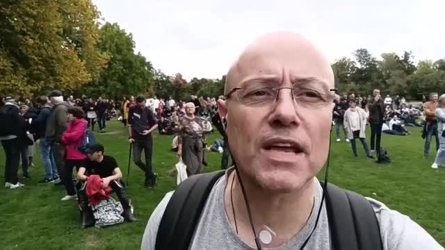 Manifestação em Bruxelas para exigir a demissão da Ursula von der Leyen e não só...