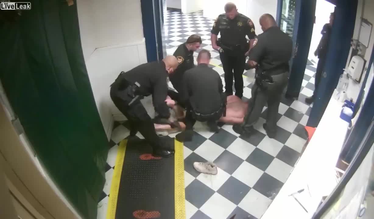 Prosecutors Charge Cop For Kicking Inmate Who Bit Him, Expert Witnesses Spoil The Plan