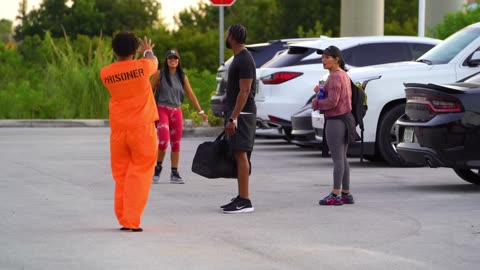 ESCAPED PRISONER PRANK!