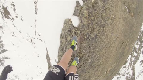 Temerario arriesga su vida trepando la cima de una montaña