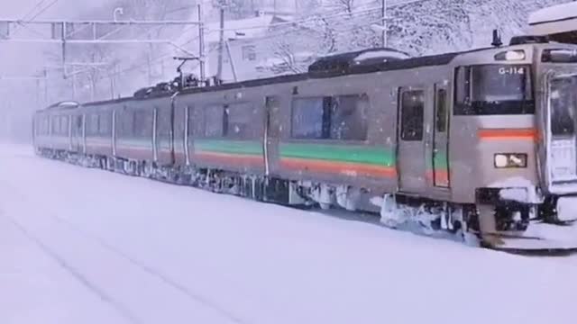 The parting train makes people feel lonely