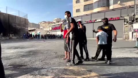 Palestinians protest Jerusalem camp lockdown