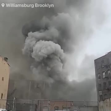 FIRES BROKE OUT AT BROOKLYN LUMBER STORAGE WAREHOUSE🔥🏭🔥🚒