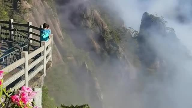 Don't come to Huangshan in April and May, except for stone pine...