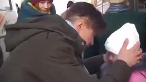 sad video from a ukrainian father separating from his family and stay to fight russian