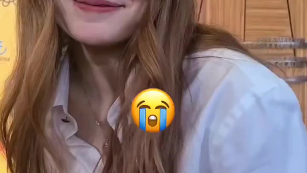 Sadie Sink Reacting to Dear Zoe With Emoji's 😂