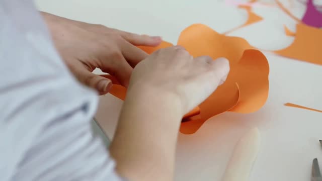 This Creative Paper Crafts Expert Shows You How To Make An Awesome flower.