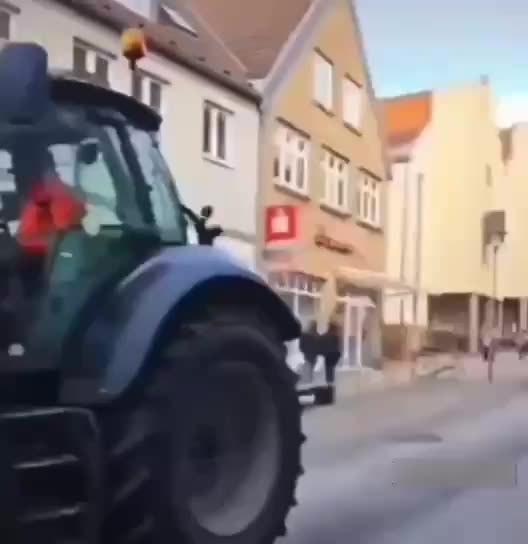 ►🚨🇷🇺🇷🇺🇷🇺 😁 PUTIN footage from the protest of German farmers.