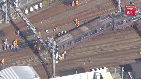 Train derails in Tokyo