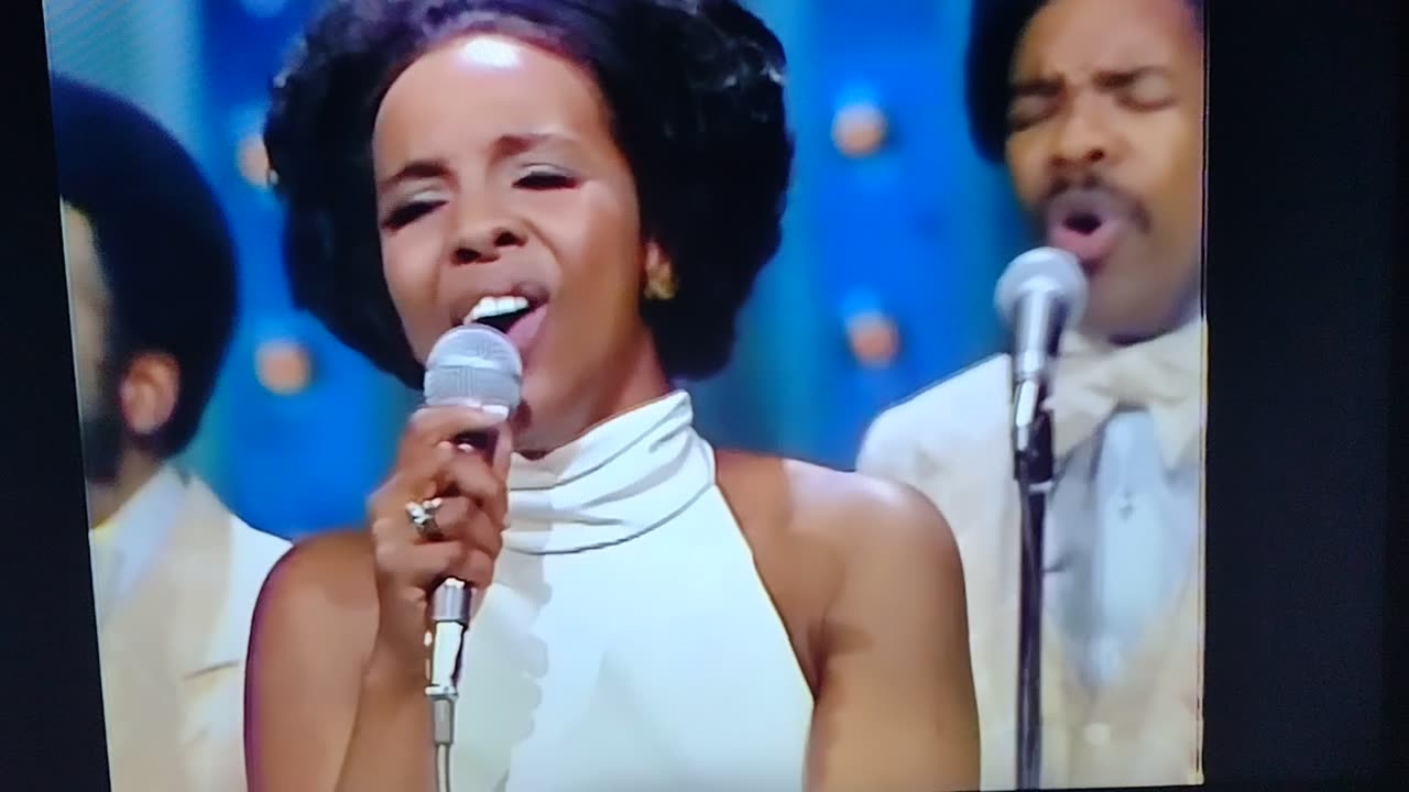 Gladys Knight and The Pips 1973 I Don't Want To Do Wrong Live