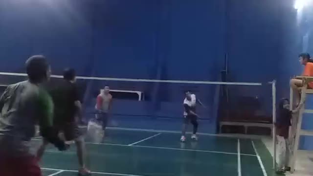 funny video badminton 3 smash hard swoop