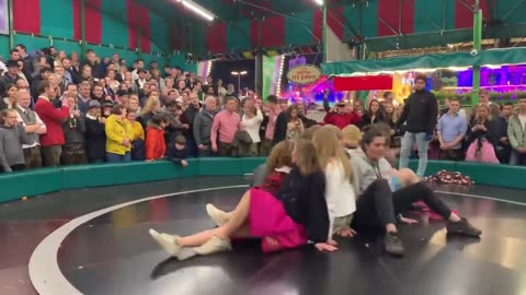 Teufelsrad Damen Fahrt 2019 Oktoberfest München _ Wiesn Girls Ride _ Crazy Girls _ Den Ball zerstört