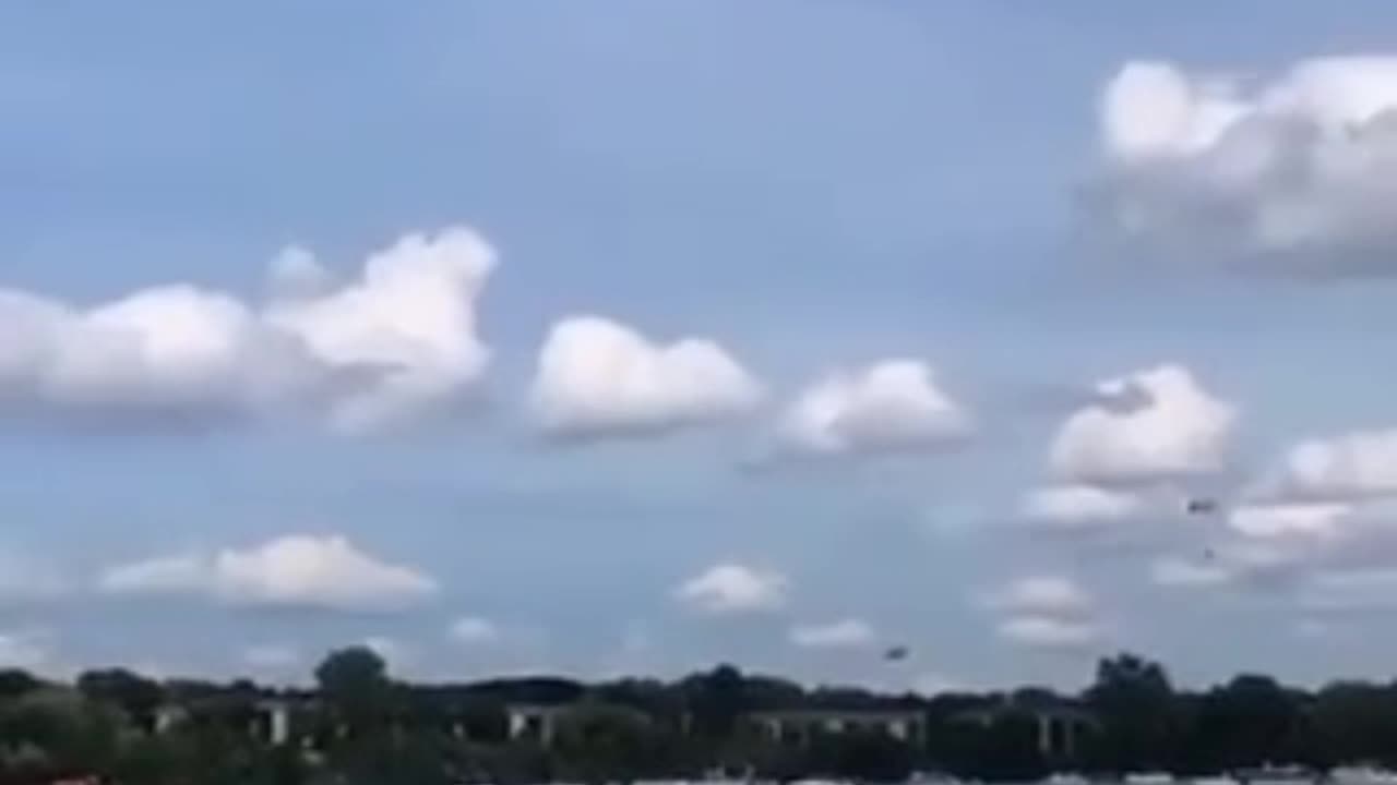 ⚡️ Chaotic footage as MiG-23 fighter jet crashes at Michigan Air Show, USA.