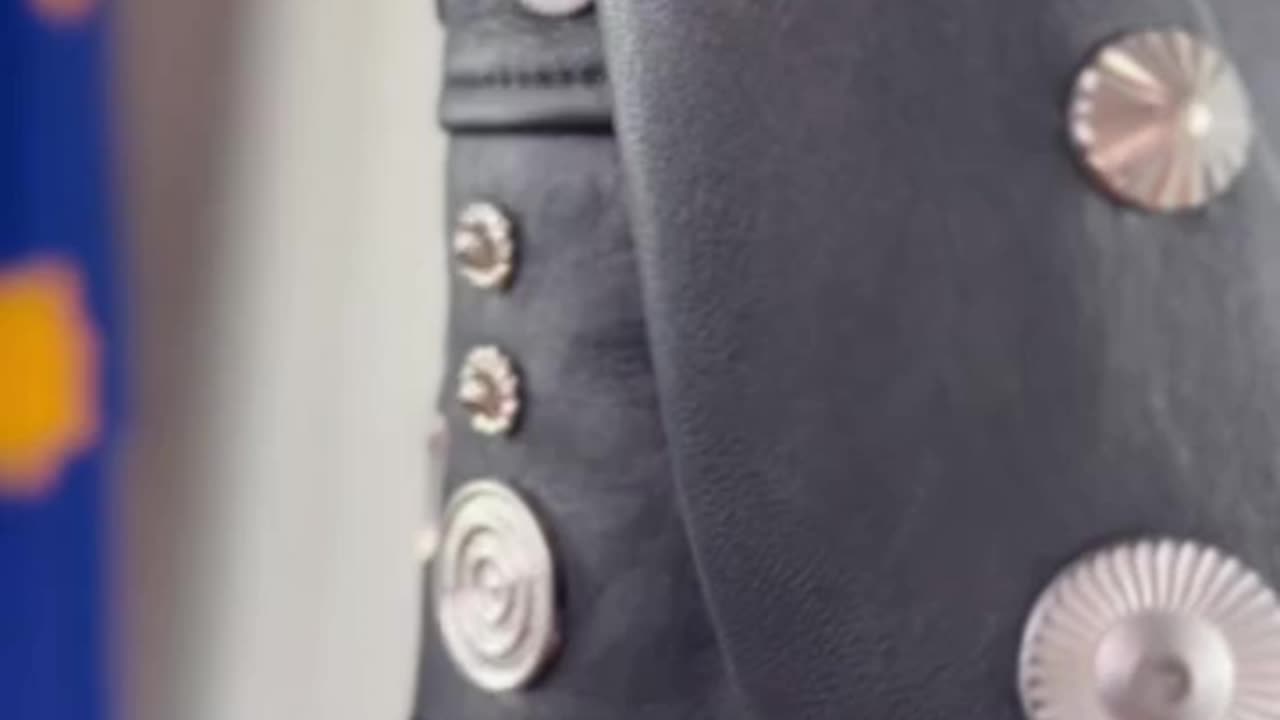 G|时尚 x 黑色或白色 黑色皮夹克，带铆钉🤩🤩🤩 G|FASHION x Black Or White BLACK LEATHER JACKET WITH STUDS https://gfashion.com/collections... @gfashion #gfashion