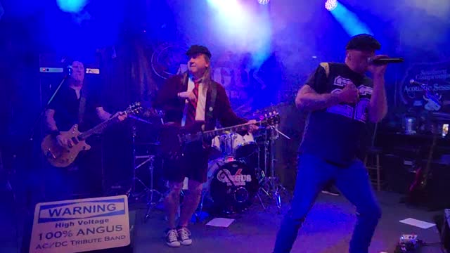100% Angus A AC/DC Tribute Band "Bad Boy Boogie"