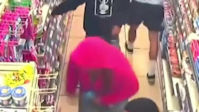 This is the moment a 'flash mob' looted a 7-Eleven in Los Angeles