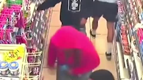 This is the moment a 'flash mob' looted a 7-Eleven in Los Angeles