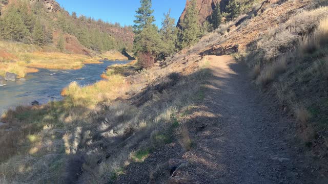 Hiking Parallel to the River – Smith Rock State Park – Central Oregon – 4K