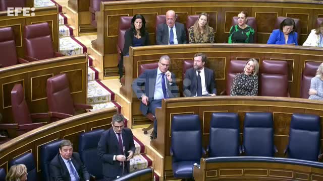 El Gobierno reprocha a la "derecha antisistema VOX y PP" que no cumpla la Constitución Española