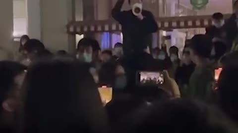 北京大学学生集体示威并怒拆校内隔离围墙，副校长到场讲话安抚学生（2）