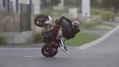 OMG ! Heavy Bike Rider on Road