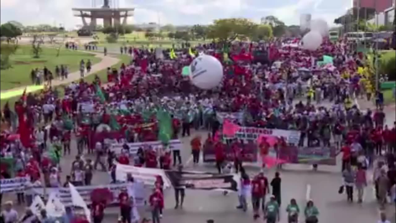 Vejam aqui: O pt protestando democraticamente