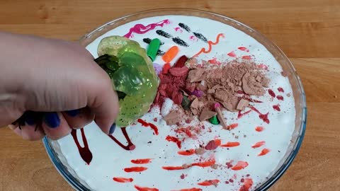 FLUFFY SLIME MÉLANGÉ AVEC DES BALLES ANTI-STRESS ET MAQUILLAGE - Super Satisfaisante Video!!