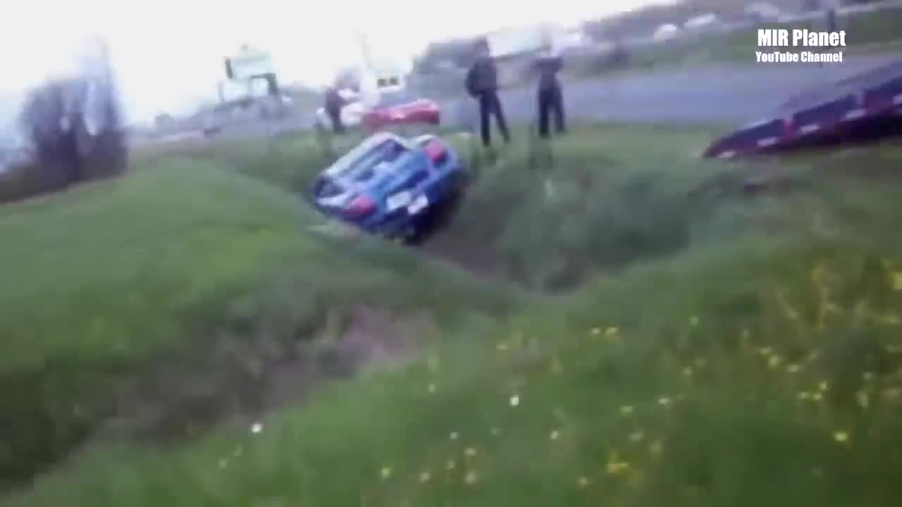 STUPID DRIVERS CAUGHT ON CAMERA! Extreme Driving Fails