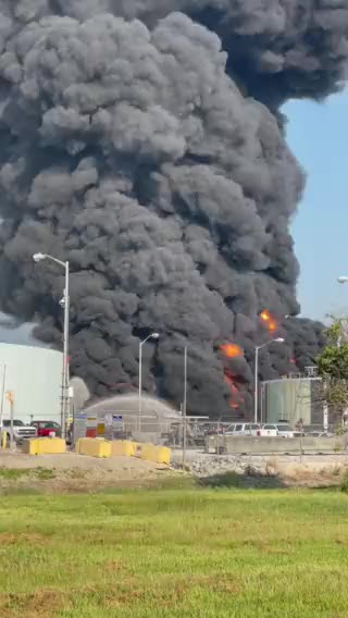 Large fire burning at Marathon Oil Refinery in Garryville, Louisiana