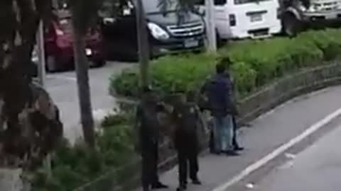 Guy FIRES GUN outside a mall!! INCOMPETENT POLICE OFFICERS should quit!!! Gunman fired a gun and police officers did nothing!