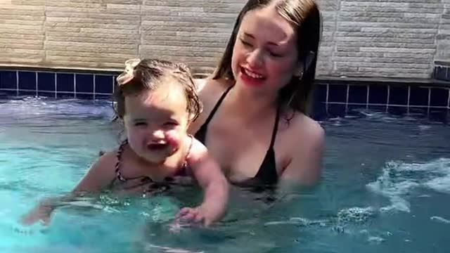 Primeira vez da nossa Melissa na piscina!