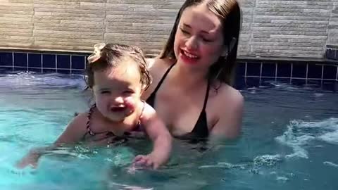 Primeira vez da nossa Melissa na piscina!