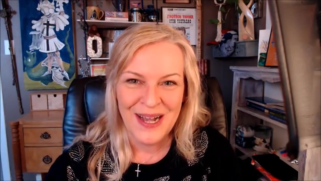 AMAZING POLLY... "Q" ANYONE?