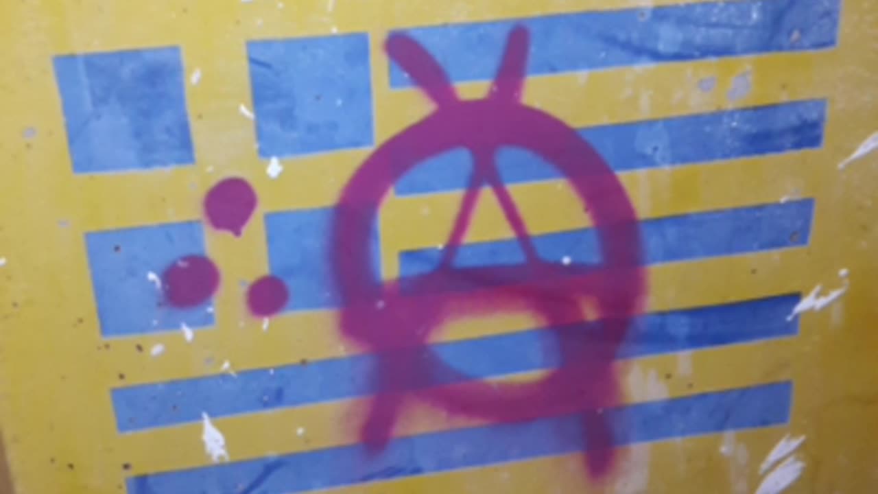 ΔΕΝ ΑΝΤΕΧΟΥΝ ΝΑ ΒΛΕΠΟΥΝ ΤΗΝ ΕΛΛΗΝΙΚΗ ΣΗΜΑΙΑ - ΕΞΩ ΟΙ ΑΝΑΡΧΙΚΟΙ ΣΑΤΑΝΙΣΤΕΣ