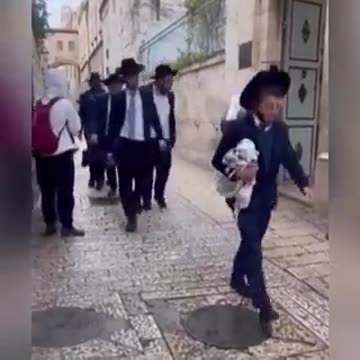 makeleio.gr - Φανατικός Εβραίος φτύνει προς τις καλόγριες….