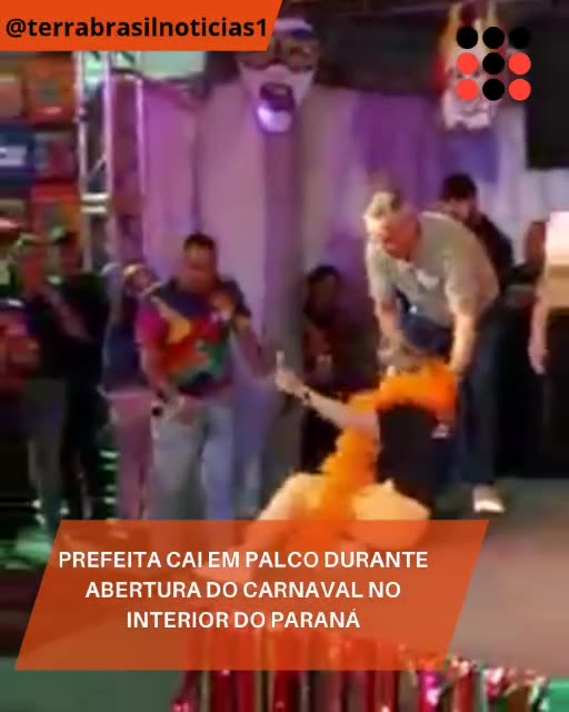 Prefeita cai em palco durante abertura do carnaval no interior do Paraná