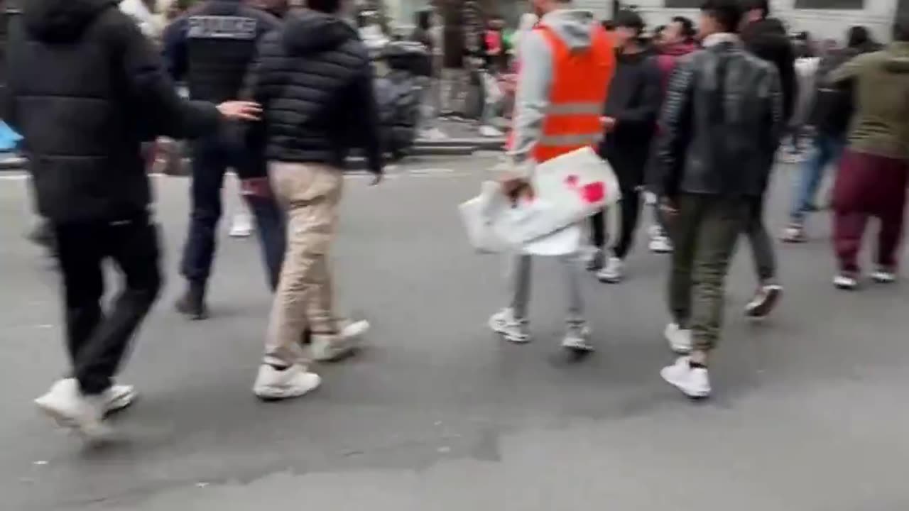 Fake Afghan asylum seekers attack French police and cause panic in Paris.